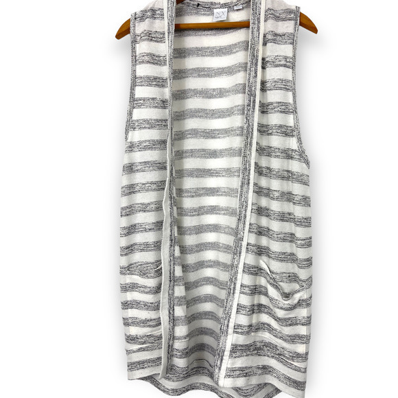 New York & Co Sleeveless Cardigan - Picture 2 of 6